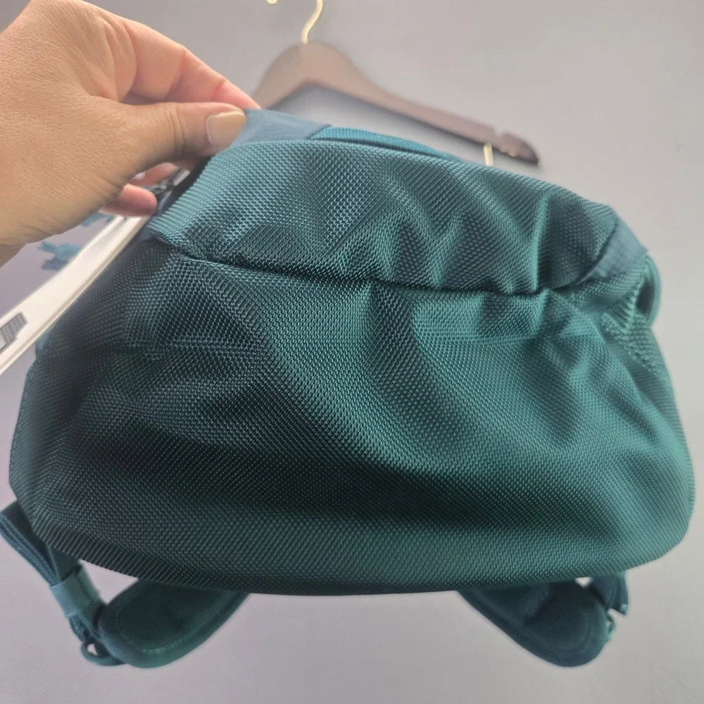 Thule Chronical 28L Backpack Deep Teal Laptop SafeZone 3203888 NWT SAMPLE